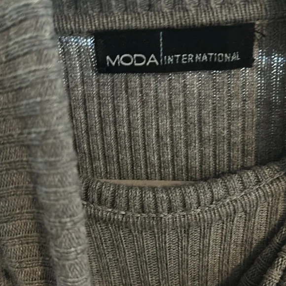 Grey pleated sweater dress by Moda International. - Picture 4 of 4